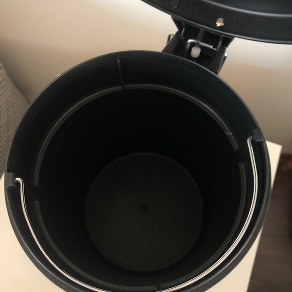 Rae Dunn pedal bin / trash can - Picture 4 of 4